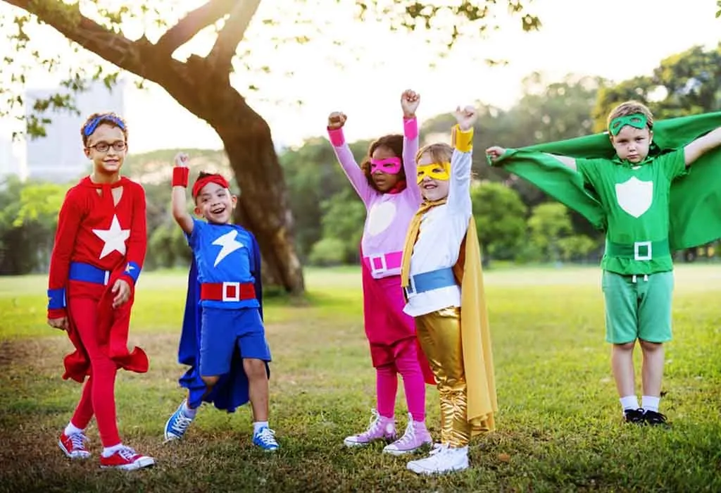 deca u vrtiću u kostimima superheroja tokom aktivnosti na otvorenom